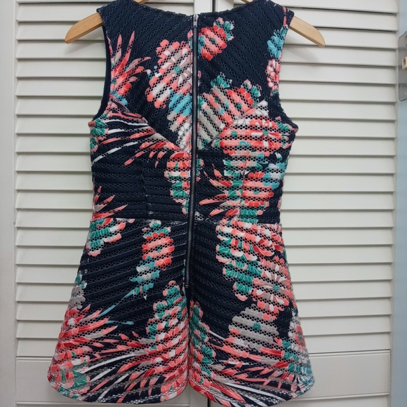 7th Avenue Design Studio Sleeveless Floral Eyelet Peplum top XS - Picture 2 of 8